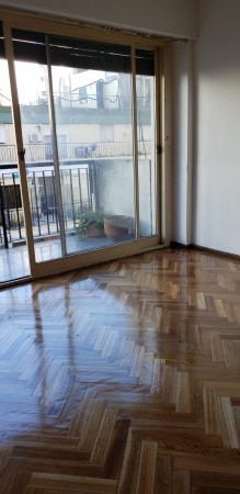 Dpto. 4 ambientes al frente, piso alto en excelente ubicacion 