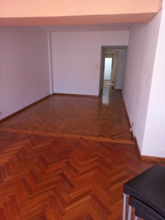 Dpto. 2 amb. patio y estudio/quincho. + cochera fija