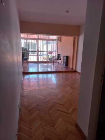 Dpto. 2 amb. patio y estudio/quincho. + cochera fija