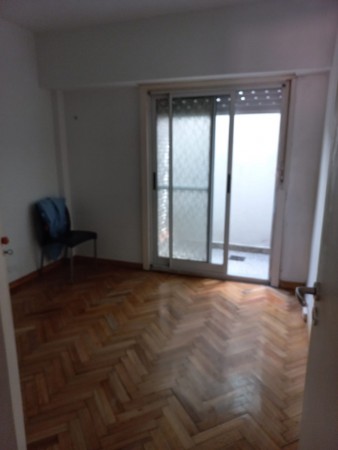 Dpto. 2 amb. patio y estudio/quincho. + cochera fija