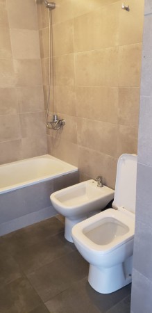 Amplio Dpto. mono ambiente divisible a estrenar, con balcón aterrazado y parrilla