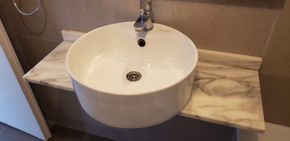 Amplio Dpto. mono ambiente divisible a estrenar, con balcón aterrazado y parrilla