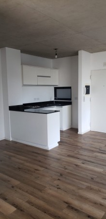 Amplio Dpto. mono ambiente divisible a estrenar, con balcón aterrazado y parrilla