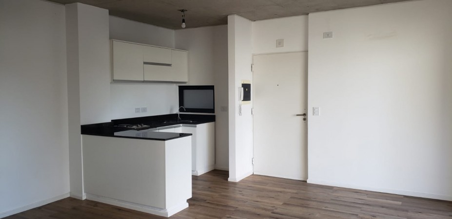 Amplio Dpto. mono ambiente divisible a estrenar, con balcón aterrazado y parrilla