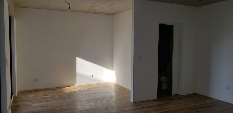 Amplio Dpto. mono ambiente divisible a estrenar, con balcón aterrazado y parrilla