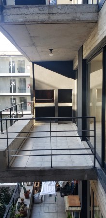 Amplio Dpto. mono ambiente divisible a estrenar, con balcón aterrazado y parrilla