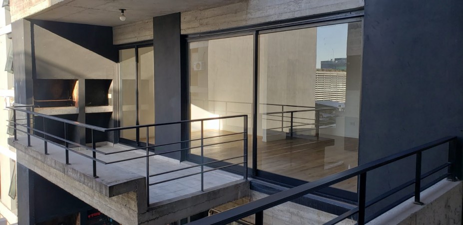 Amplio Dpto. mono ambiente divisible a estrenar, con balcón aterrazado y parrilla