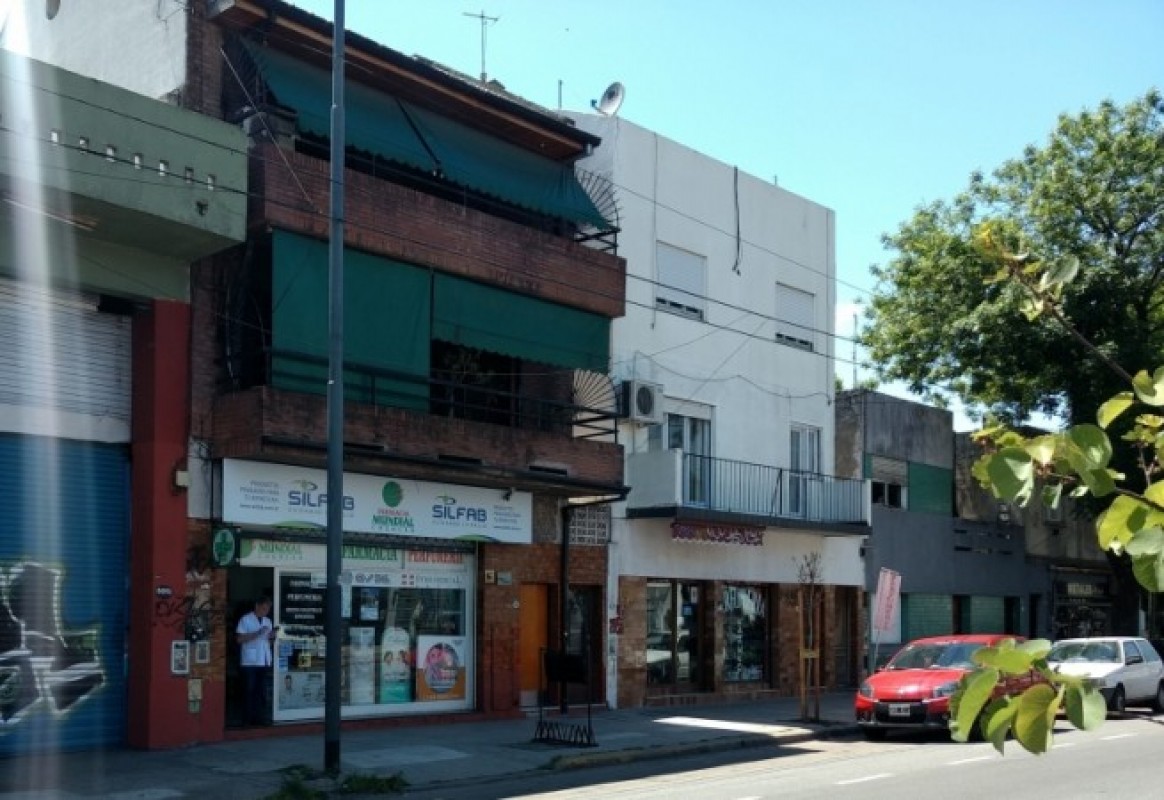 Local Comercial frente vidriado de 6 mts. sobre Avda Balbin. Excelente estado gral.