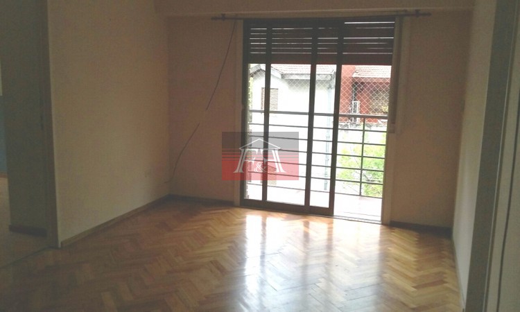 Dpto. 3 ambientes  al frente con balcon. Impecable