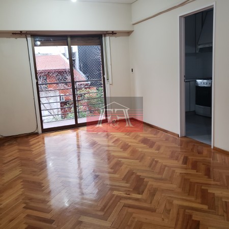 Dpto. 3 ambientes  al frente con balcon. Impecable