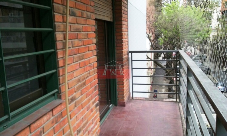 Dpto. 3 ambientes  al frente con balcon. Impecable
