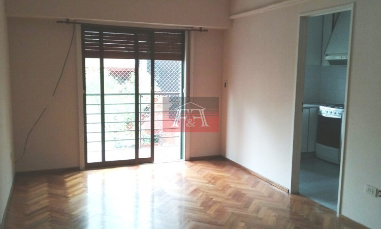 Dpto. 3 ambientes con balcon corrido al frente