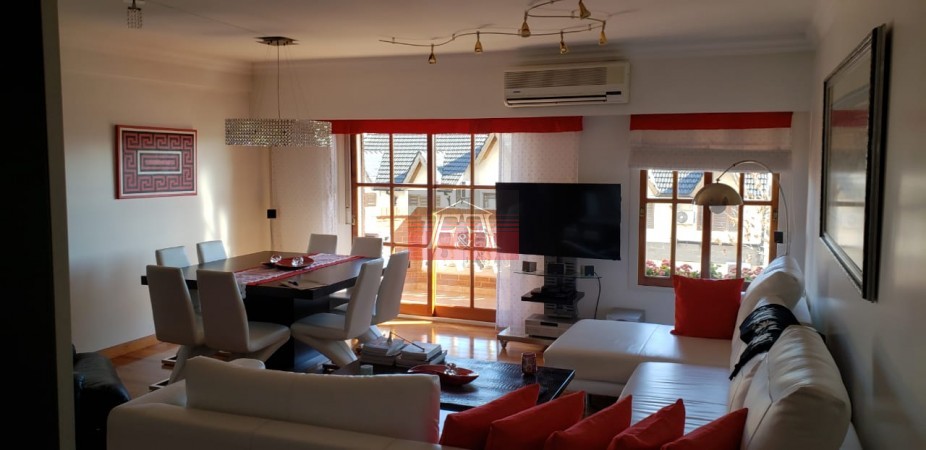 Hermoso Piso impecable, en Edificio con piscina, cochera fija y baulera.