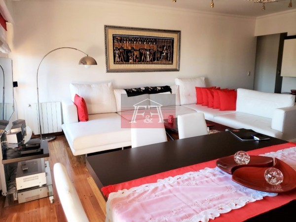 Hermoso Piso impecable, en Edificio con piscina, cochera fija y baulera.