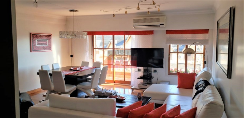 Hermoso Piso impecable, en Edificio con piscina, cochera fija y baulera.