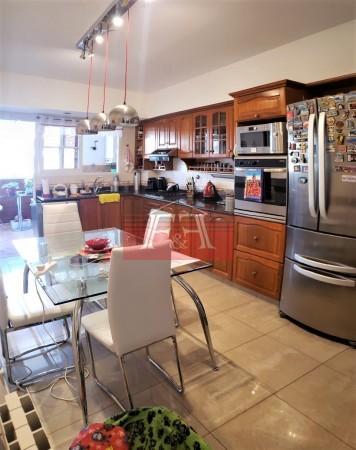 Hermoso Piso impecable, en Edificio con piscina, cochera fija y baulera.