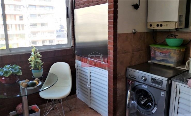 Hermoso Piso impecable, en Edificio con piscina, cochera fija y baulera.