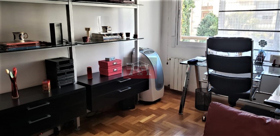 Hermoso Piso impecable, en Edificio con piscina, cochera fija y baulera.