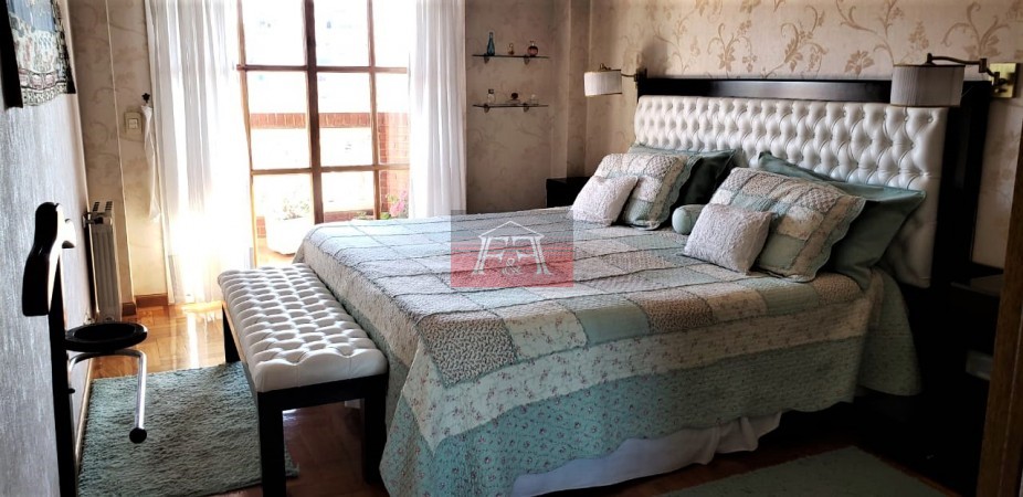 Hermoso Piso impecable, en Edificio con piscina, cochera fija y baulera.