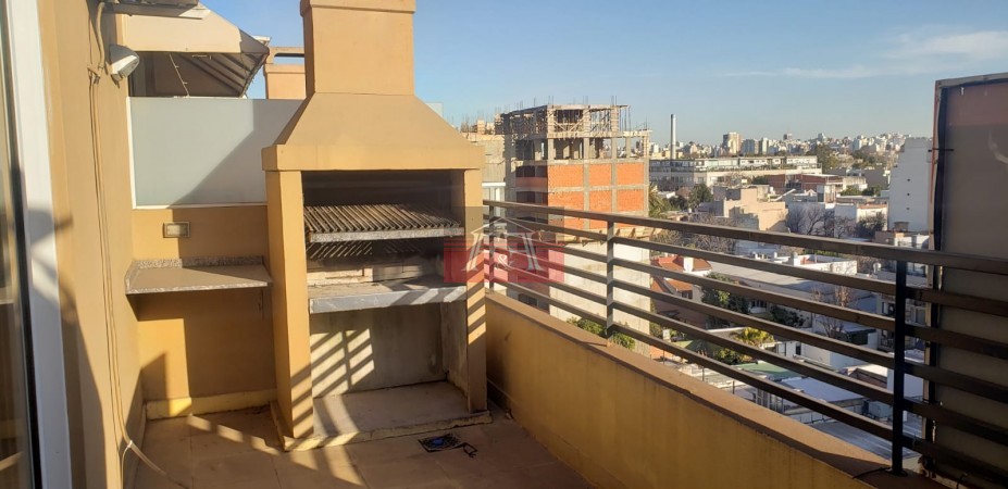 Dpto. 6 años impecable al frente con amplio balcon y parrilla 42m2t.