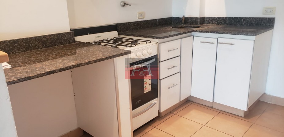 Dpto. 6 años impecable al frente con amplio balcon y parrilla 42m2t.