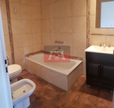 Dpto. 6 años impecable al frente con amplio balcon y parrilla 42m2t.