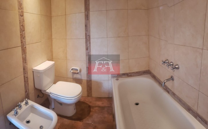 Dpto. 6 años impecable al frente con amplio balcon y parrilla 42m2t.