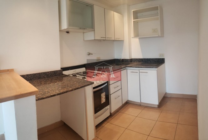 Dpto. 6 años impecable al frente con amplio balcon y parrilla 42m2t.