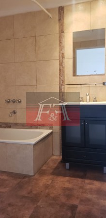 Dpto. 6 años impecable al frente con amplio balcon y parrilla 42m2t.