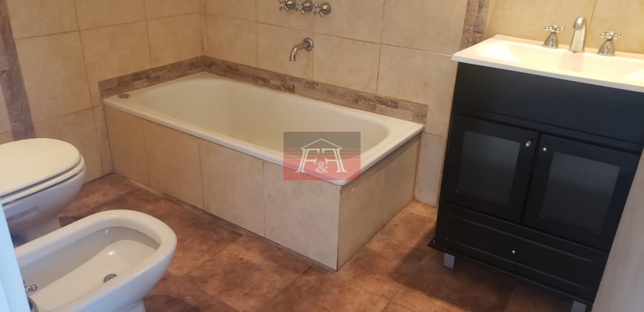 Dpto. 6 años impecable al frente con amplio balcon y parrilla 42m2t.