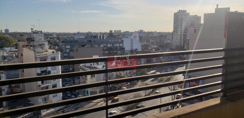 Dpto. 6 años impecable al frente con amplio balcon y parrilla 42m2t.