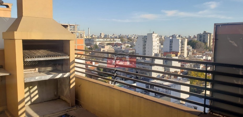 Dpto. 6 años impecable al frente con amplio balcon y parrilla 42m2t.