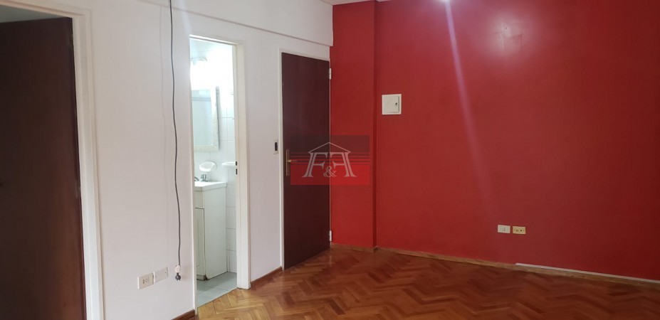 Dpto. 3 ambientes  al frente con balcon. Impecable