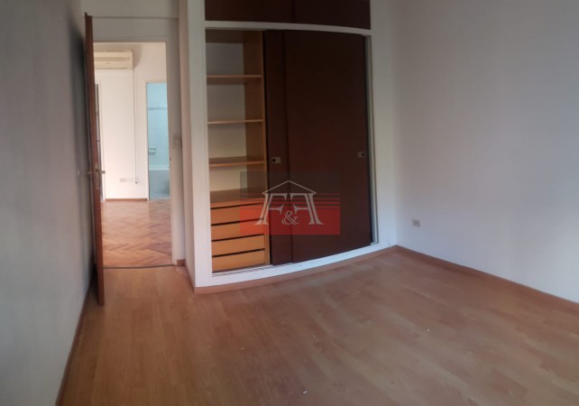 Dpto. 3 ambientes  al frente con balcon. Impecable