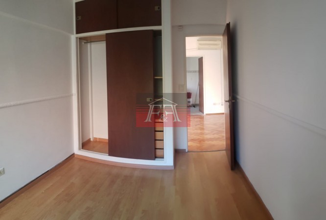 Dpto. 3 ambientes  al frente con balcon. Impecable