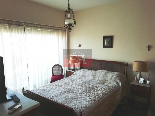 Dpto. 4 ambientes al frente, piso alto en excelente ubicacion 