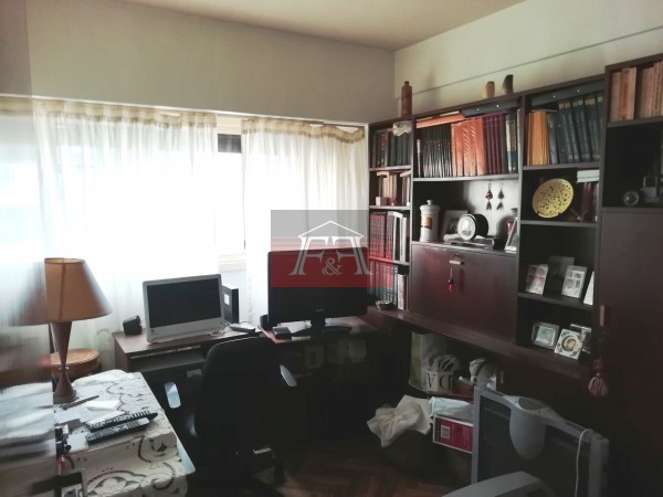 Dpto. 4 ambientes al frente, piso alto en excelente ubicacion 