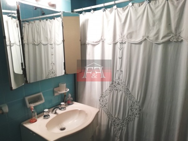 Dpto. 4 ambientes al frente, piso alto en excelente ubicacion 