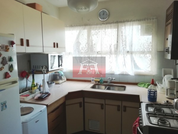 Dpto. 4 ambientes al frente, piso alto en excelente ubicacion 