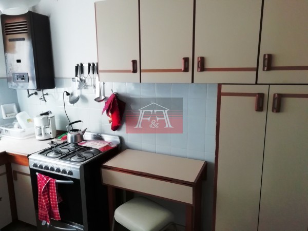 Dpto. 4 ambientes al frente, piso alto en excelente ubicacion 