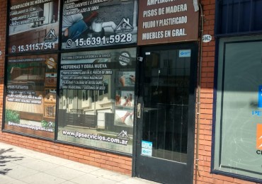 Local Comercial con deposito en entrepiso y frente vidriado