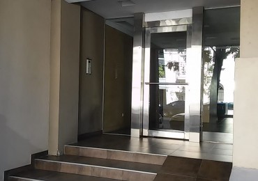 Dpto. 3 amb. balcón, patio, parrilla y cochera