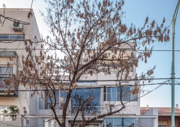 Dpto. mono ambiente amplio con cochera fija